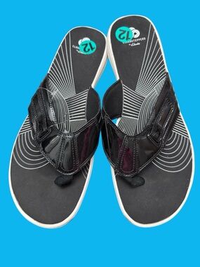 Cloudsteppers by Clark’s women’s size 12 flip flop patent leather sandals shoes